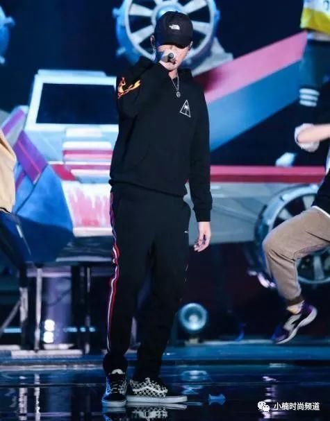 吴亦凡拥有众多神鞋,但这双VANS经典神鞋才是