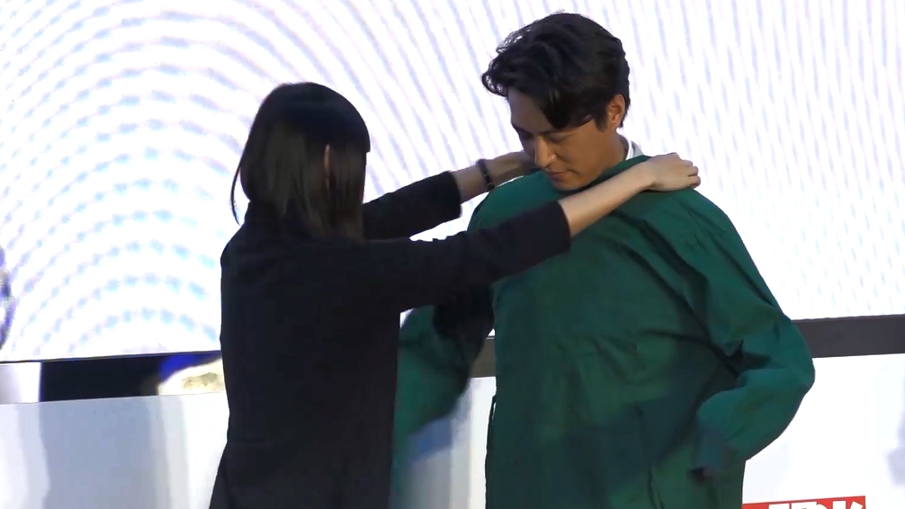 迷妹为靳东穿上手术服 谈手术室戏他不堪回首