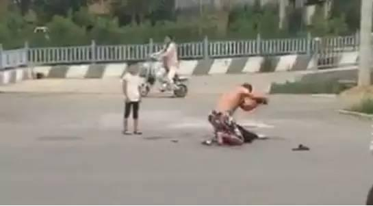 男子当着孩子的面杀妻劫车逃跑，已抓获