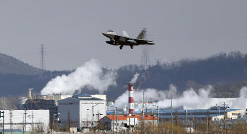 尴尬!美韩军演刚开始一架F22战机就出现故障