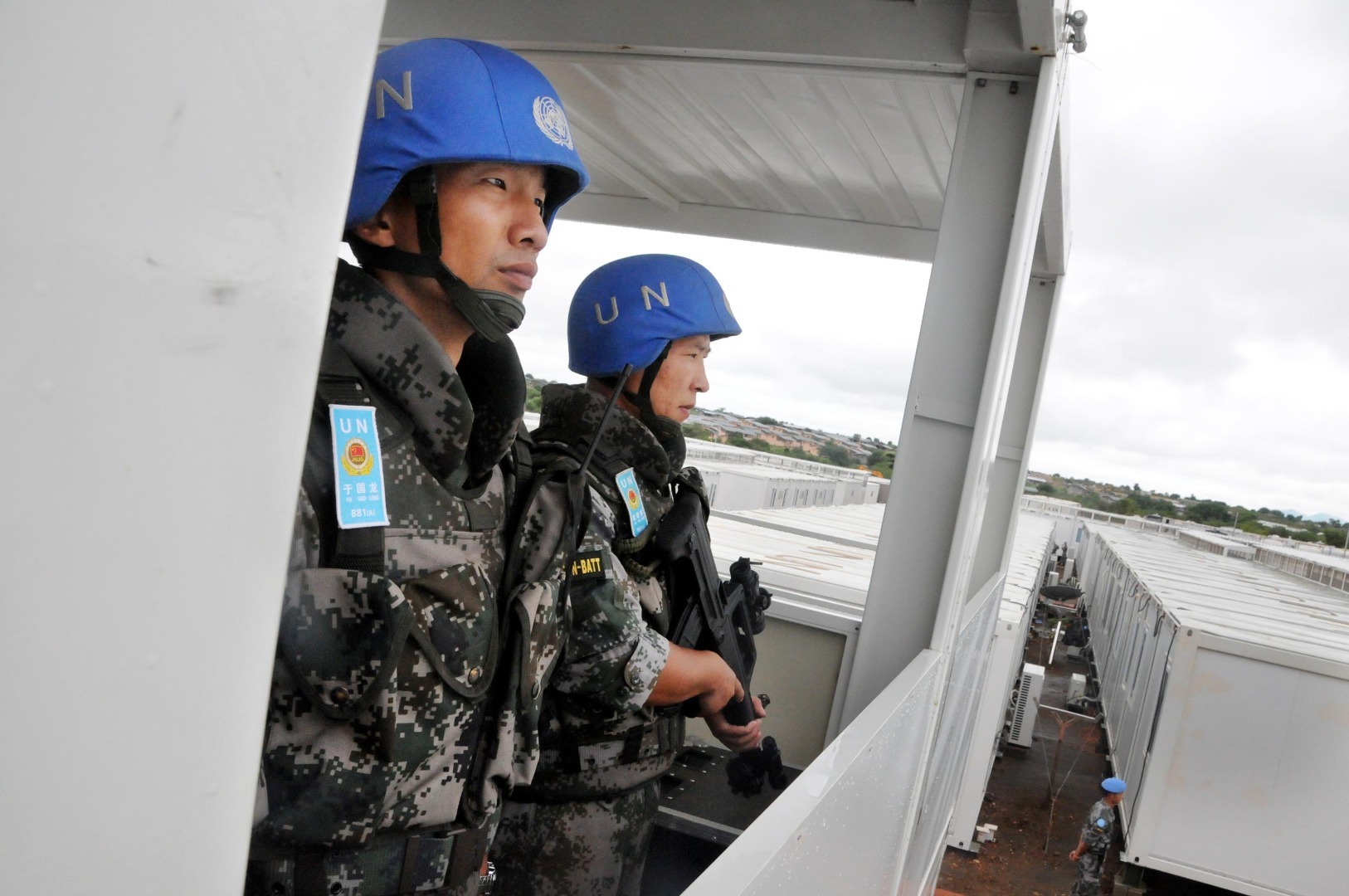事态发生后,有外国媒体和网络传言开始质疑中国军队赴苏丹维和步兵营所使用装甲车防护力不足,有人说中国装甲车的装甲比较薄弱,只能防御机枪子弹的穿透,无法防御RPG火箭弹的袭击。 那么真相果真是如此吗?