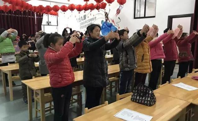 平桥区明港图书馆举办亲子读书会