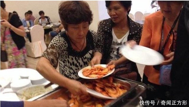 中国大妈在国外吃自助餐,被老板赶出去,真是丢