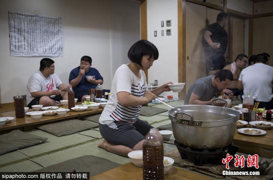 图为相扑手们在餐厅用餐。