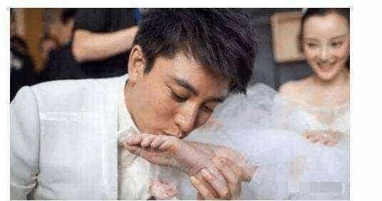 贾乃亮曾经当众亲吻李小璐的脚丫