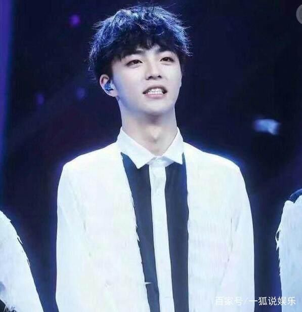 陈立农、林彦俊和丞丞,三人同穿白衬衣,却被蔡