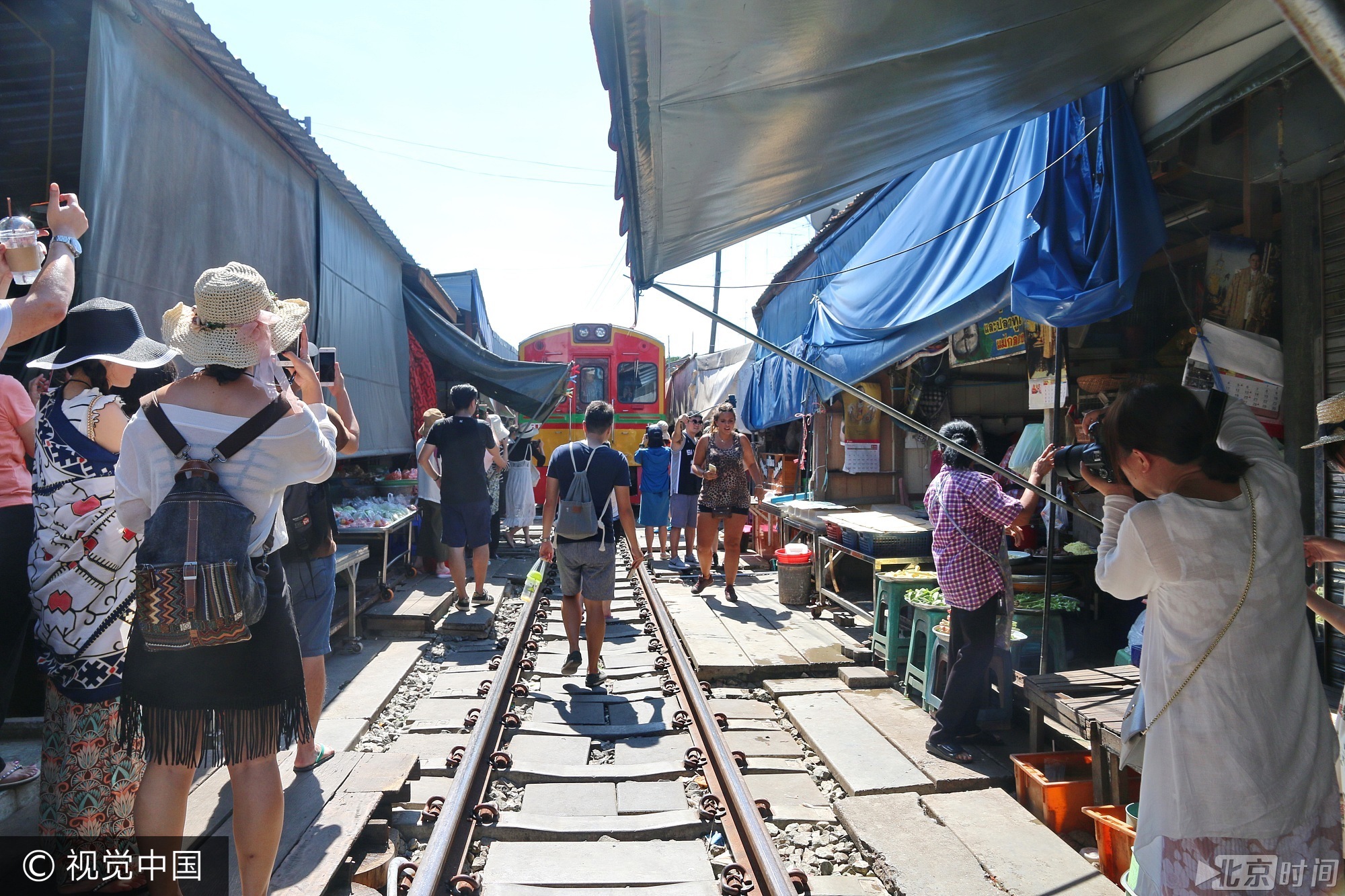 美功菜摊贩们在收拾摊位迎接列车到来。