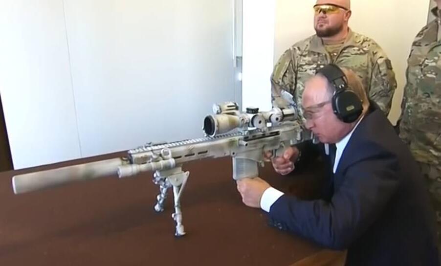 普京亲测新式狙击枪 开5枪中3枪