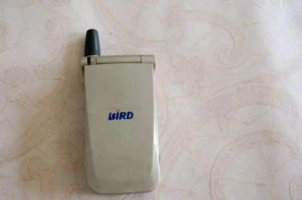 没见过翻盖手机的同学请举手,我看看有多少没见过手机能随意拆卸电池