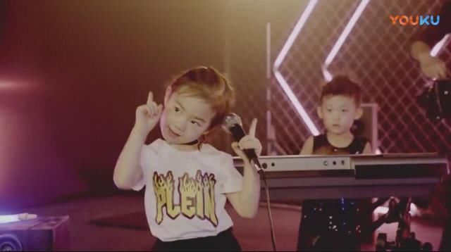 戚薇3岁女儿唱摇滚惊艳全场,眼神和动作都太霸