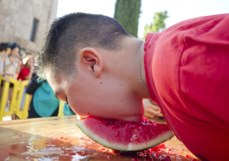 西班牙国际吃西瓜比赛 禁止用手只能用嘴
