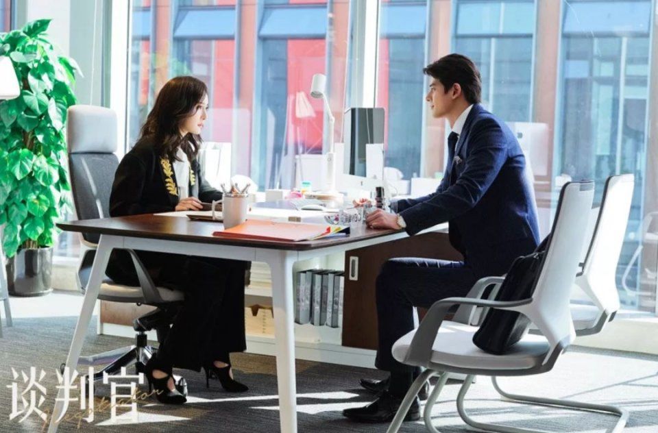 《谈判官》杨幂的衣品居然和腾格尔一样?