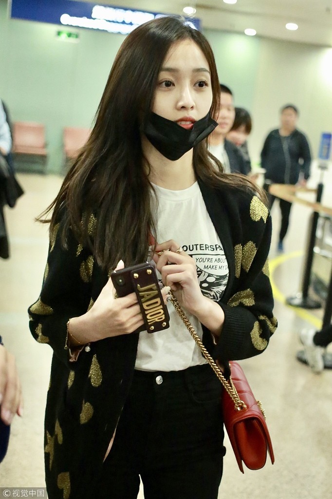 吴宣仪机场白到发光呆萌脸无辜可爱 清纯靓丽