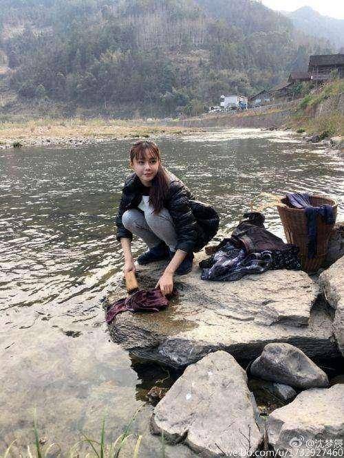 明星回老家,谁是真的会干活一眼就看出来啦!沈梦辰被批故意摆拍