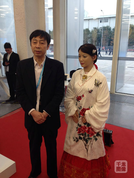 在众多机器人中,最吸引人眼光的,当数中国的美女机器人“佳佳”’。佳佳长相漂亮,秀外慧中,深受欢迎。身穿汉服的佳佳,被诸多现场观众花式搭讪,佳佳则对一些问题作出了机智的回答。
