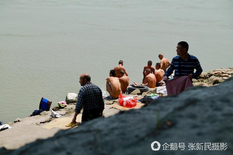 气温29度,重庆最后一块民间裸泳池现众多裸泳男 气温29度,重庆最后一块民间裸泳池现众多裸泳男