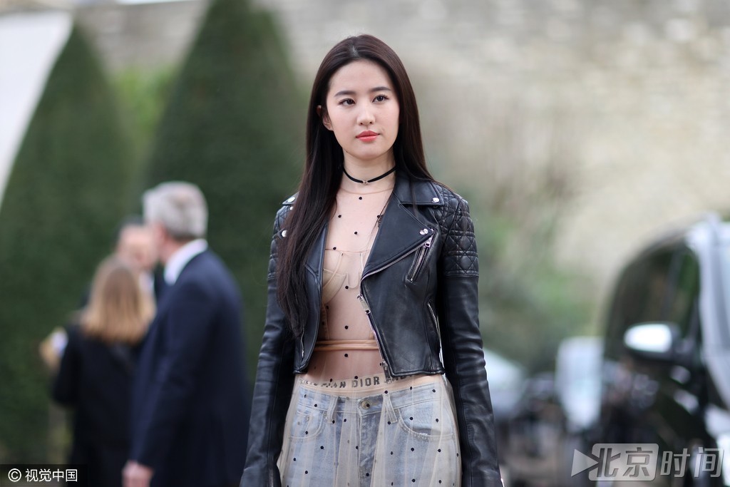 神仙姐姐变性感 刘亦菲透视长裙配皮衣仍显优雅 神仙姐姐变性感 刘亦菲透视长裙配皮衣仍显优雅