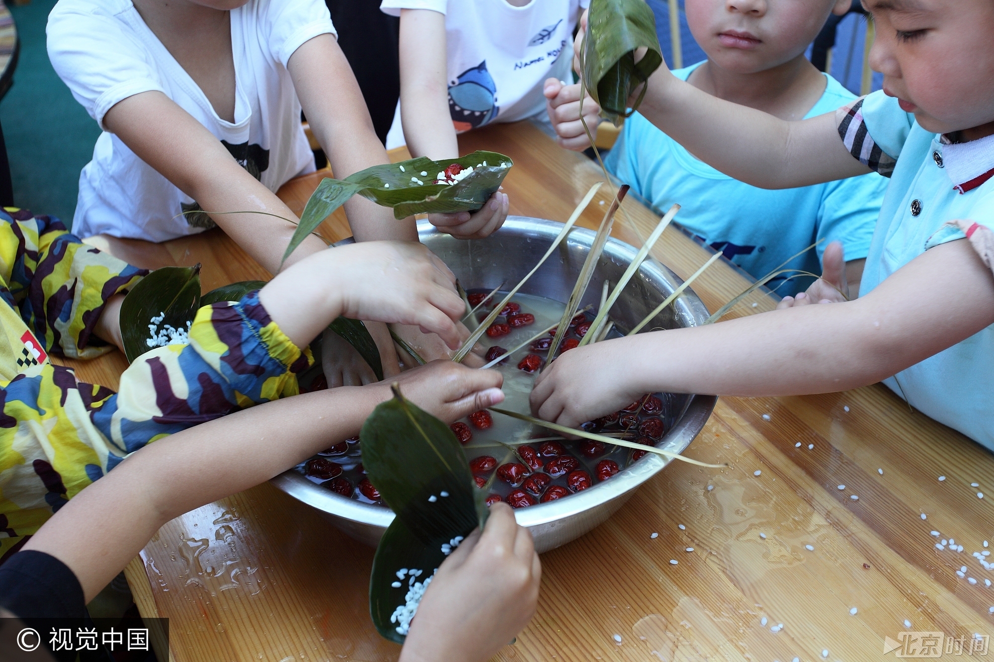 活动现场内容丰富，小孩子们都玩疯了， 孩子们用雄黄酒在小孩脑门上画王字、用艾草编花环、包粽子、制作香囊、画钟馗、赛龙舟等精彩不断， 孩子们的笑声充满着整个校园。