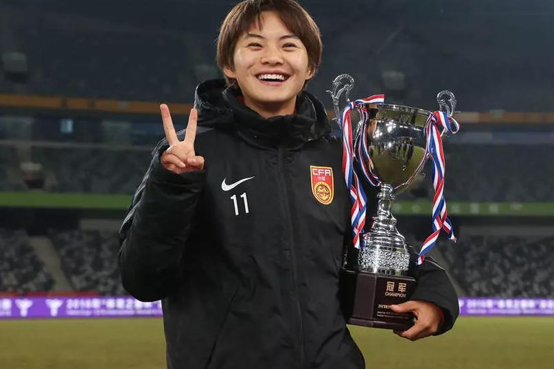 她叫王霜,她是中国足球的新标签!一句话让男足