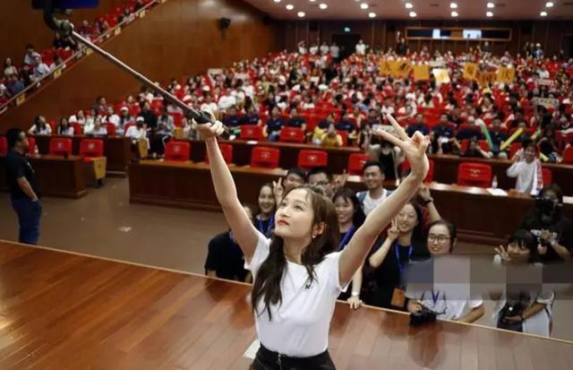 欧阳娜娜靠音乐,关晓彤靠男友,只有张子枫大红