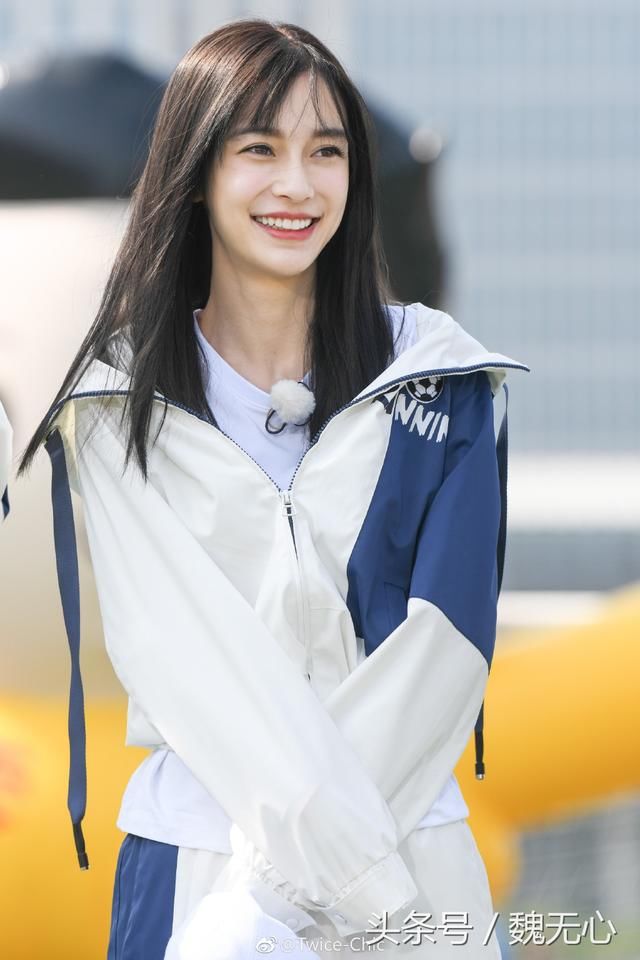 Angelababy带着黑长直新发型,在《跑男》上做