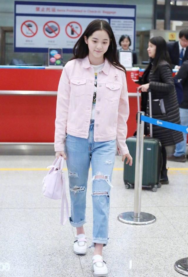 欧阳娜娜现身机场,穿彩色毛衣配牛仔衣美翻,网