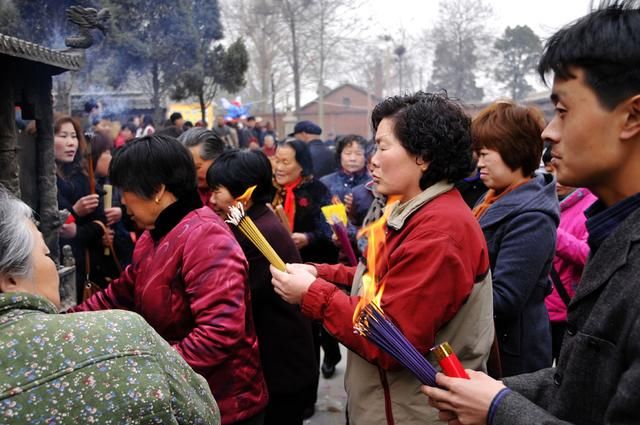 它是河南求子最灵验寺庙!怪象:寺门向北开,紧连尼姑庵,佛像有胡须