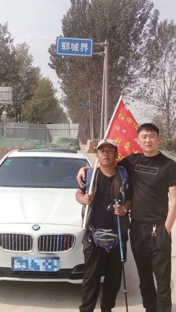 绥中男子徒步5000公里 通过快手平台宣传葫芦