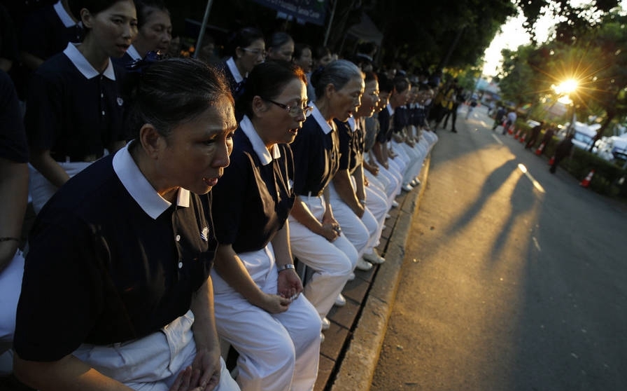 为避免被罚，游览车公司想到“化明为暗”，偷偷在安全门里装暗锁。