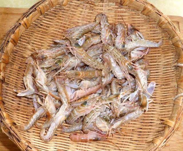 将甲虾取肉(最好买"花腰子"——甲虾的一种,虾身较大,取肉方便).