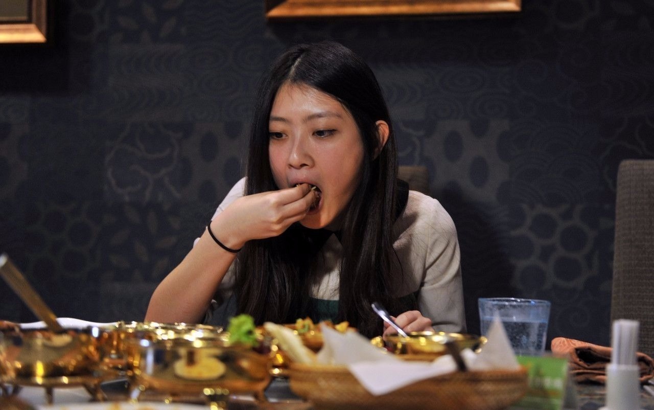 张欣妍是天津南开大学一名90后在读女博士，天资聪明的她在学院刚刚推出“直博”政策那年，被导师推荐不用读硕士，直接读了博士。接触这个被称为“史上最爽职业”之前，她觉得酒店体验师，也就是所谓“试睡员”是一个很神秘的职业。