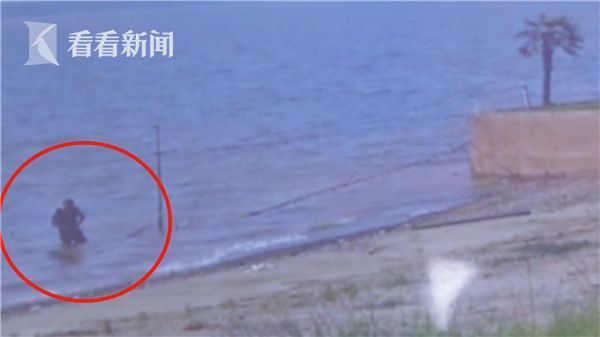 男子开百万豪车冲入河中 淡定游上岸喝着酒离开