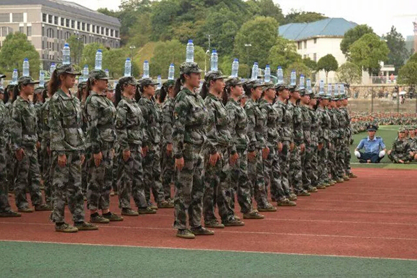 湖南第一师范宣传部何文部长告诉澎湃新闻，通过头顶水瓶方阵的表演，学生们感受到团结的凝聚，还有文化的渗透，也增加他们军训的乐趣。头顶水瓶可以练就学生们的平衡力与意志力。