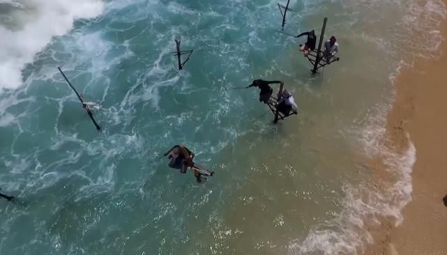 斯里兰卡人是怎么钓鱼的?坐在木头桩子上,分分