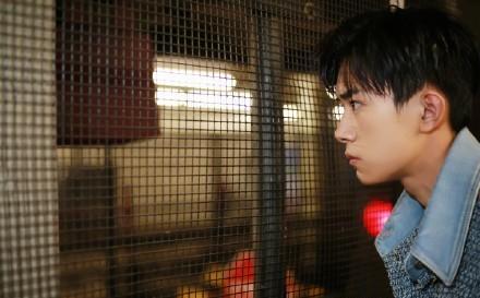 易烊千玺身高将突破一米八!他背着粉丝给朗朗