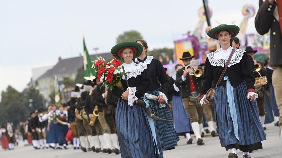 慕尼黑啤酒节举办盛装游行活动 慕尼黑啤酒节举办盛装游行活动