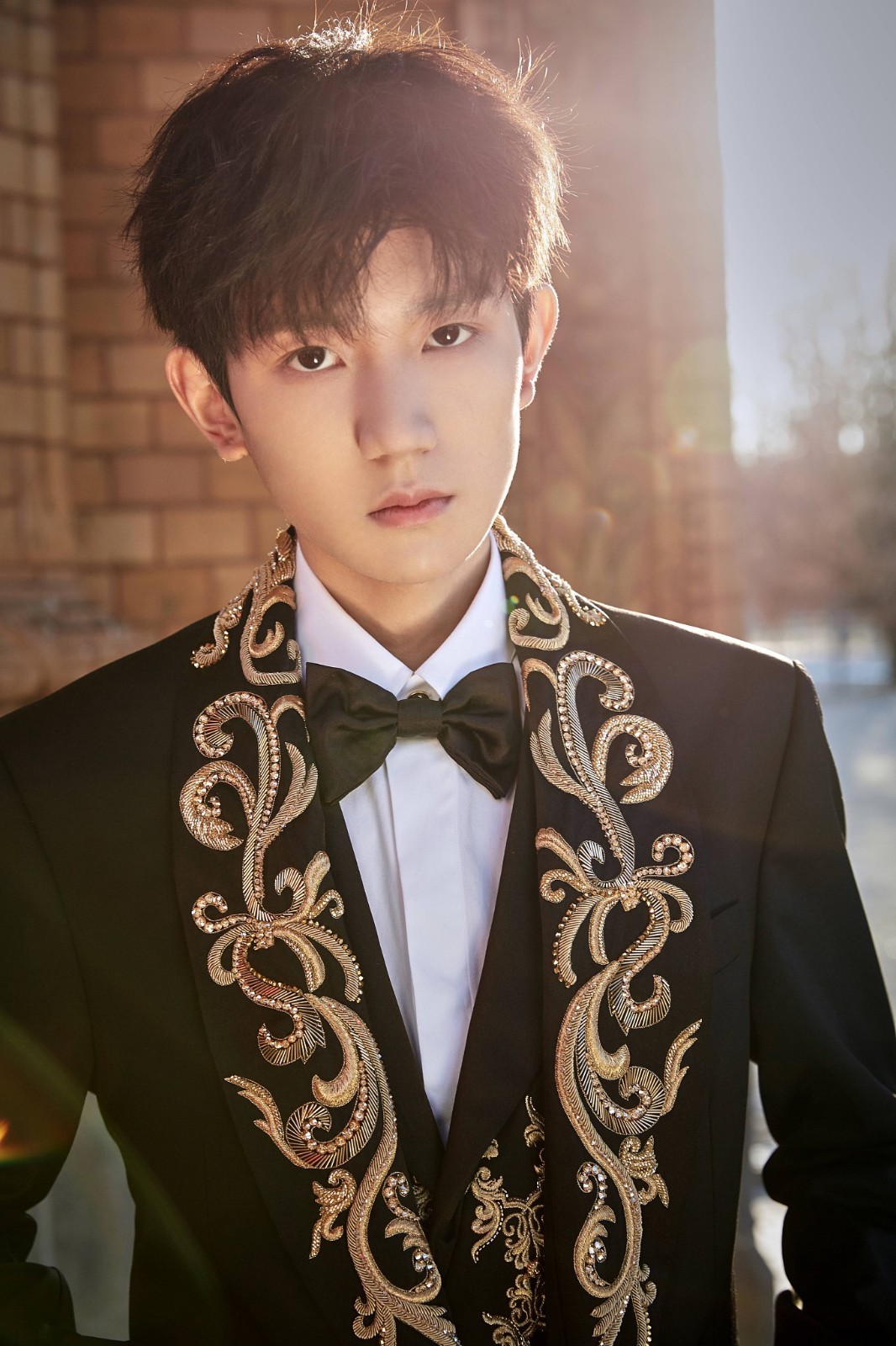 王源拼接夹克配黑皮裤个性十足 自在少年彰显沉着魅力