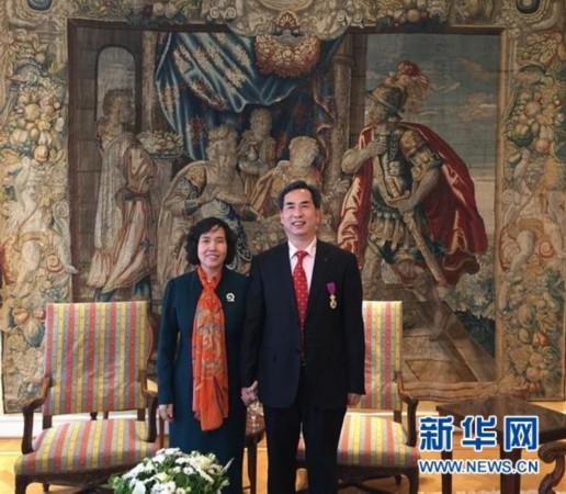 周大生董事长周宗文携夫人周华珍出席授勋仪式.新华网发
