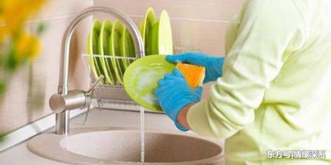 带男友见父母,吃饭男友老掉筷子筷子,事后母亲