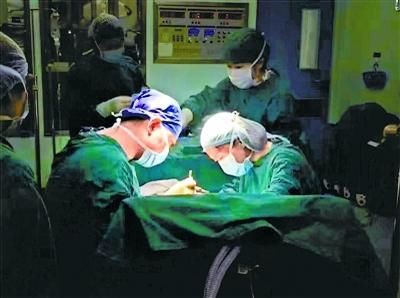 90后孕妇分娩后昏迷,婴儿用小嘴唇唤醒妈妈,医