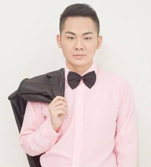 斗鱼LOL洞主撞脸发际线男孩,仔细一看照片真