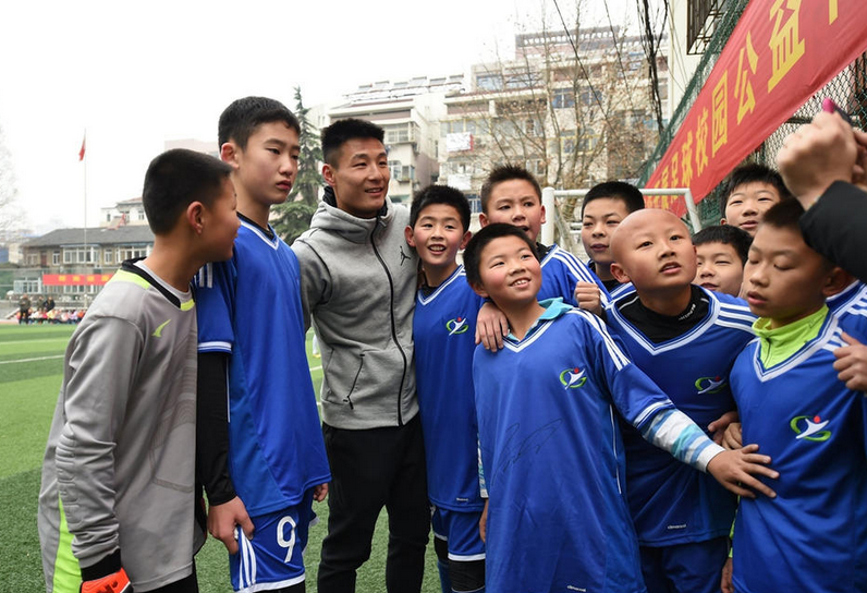 武磊助力校园足球 回归母校指导小学弟