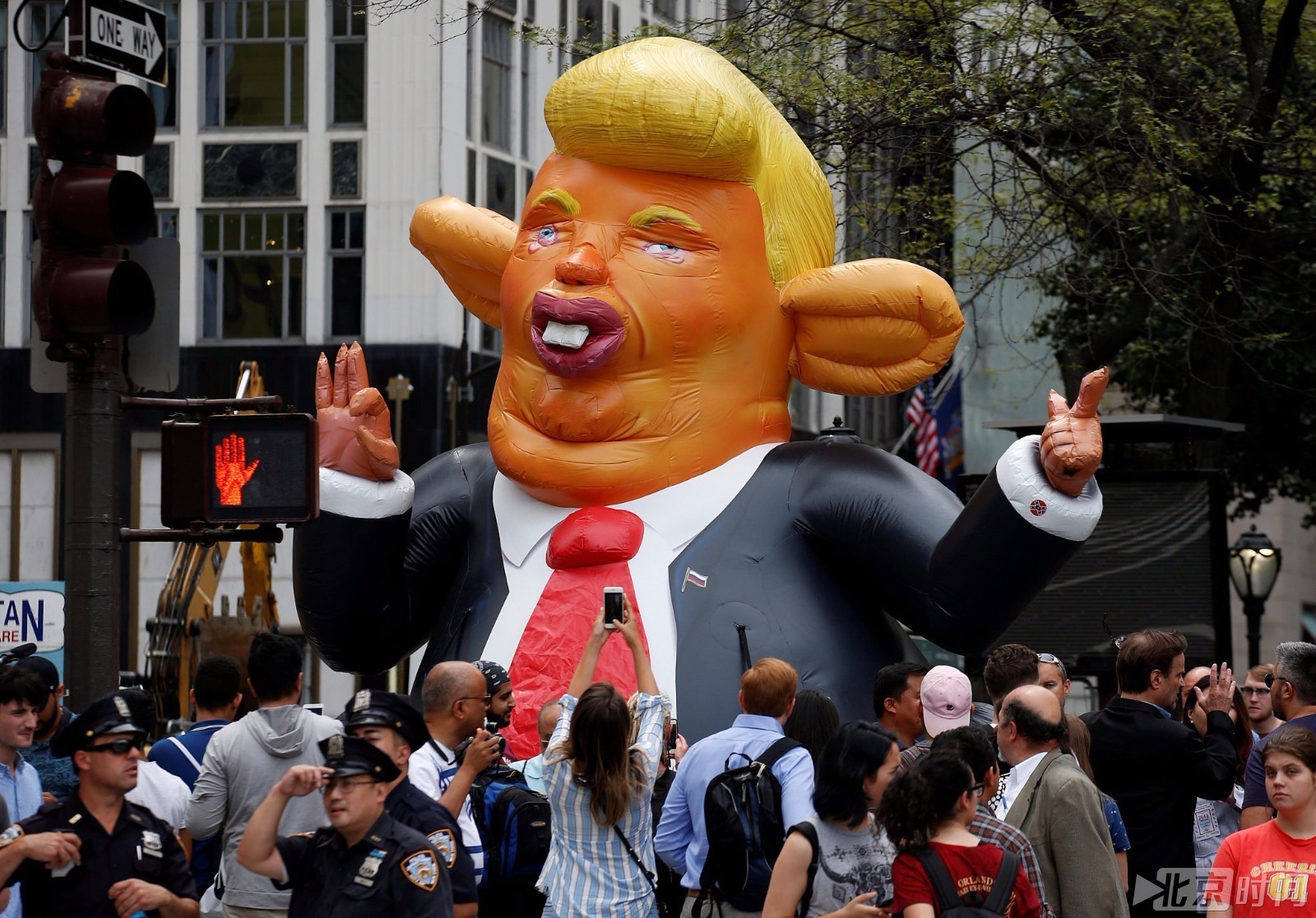 美民众抗议总统对弗州暴力事件态度模糊 特朗普遭恶搞化身“巨鼠” 美民众抗议总统对弗州暴力事件态度模糊 特朗普遭恶搞化身“巨鼠”