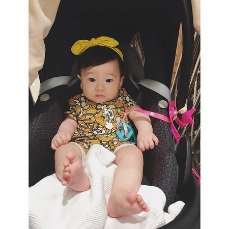 鬼鬼吴映洁素颜见干女儿 没想到抱她就哇哇大哭