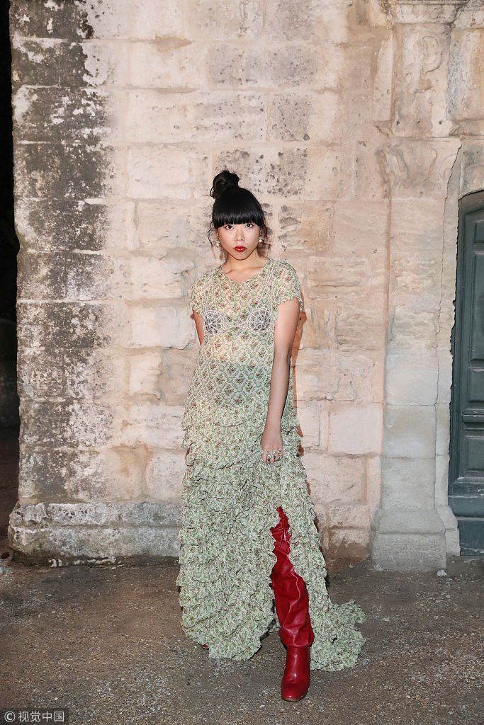 妮着灯笼裤扎马尾优雅摩登 李宇春蓝色斗篷大