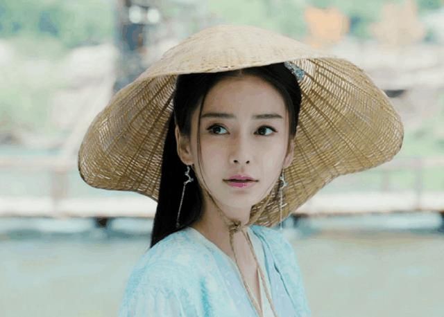 赵丽颖拍戏受伤,高温40度沙漠吃土,而她全程替