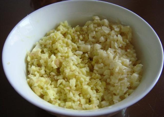 把大蒜末倒碗里边,然后参加一汤勺的白糖拌和,加水充沛拌和浓稠