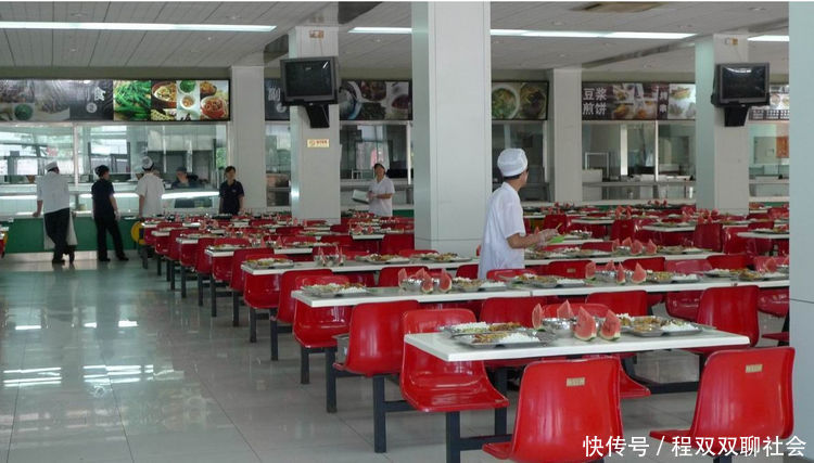 大学食堂打菜阿姨手抖,学长:满满的一勺菜到