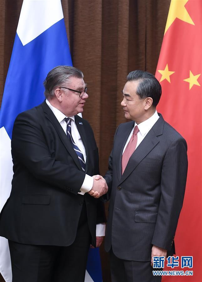 王毅同芬兰外交部长索伊尼举行会谈