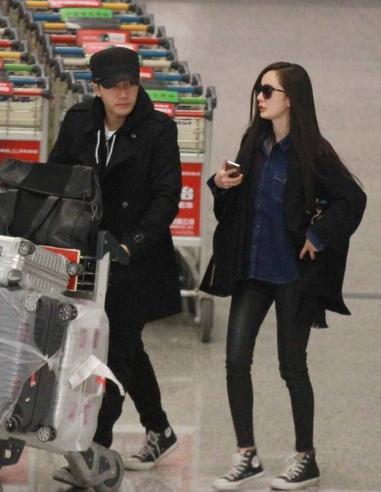 杨幂频频穿错衣?冬天短裙夏天毛衣,和刘恺威同